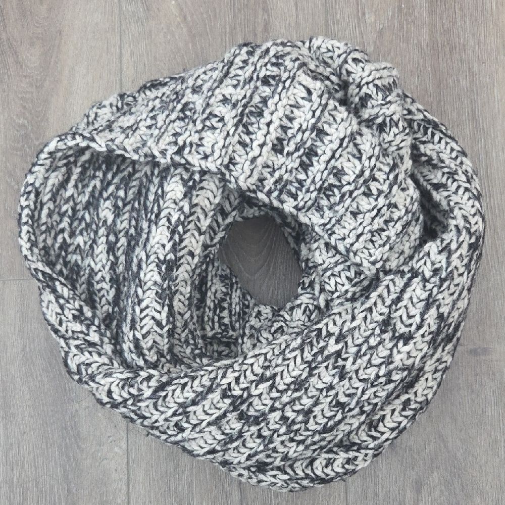 Banana Republic Black and Cream Knit Infinity Scarf 34"x15"